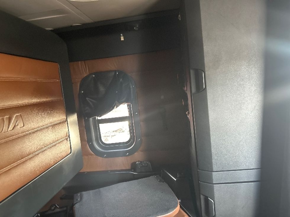 Sleeper Tractor-Heavy Duty Tractors-Freightliner-2019-T12664ST-Nashville (Mount Juliet)-TN-626,709\n\t\tmiles-$ 54,500 - Image 18