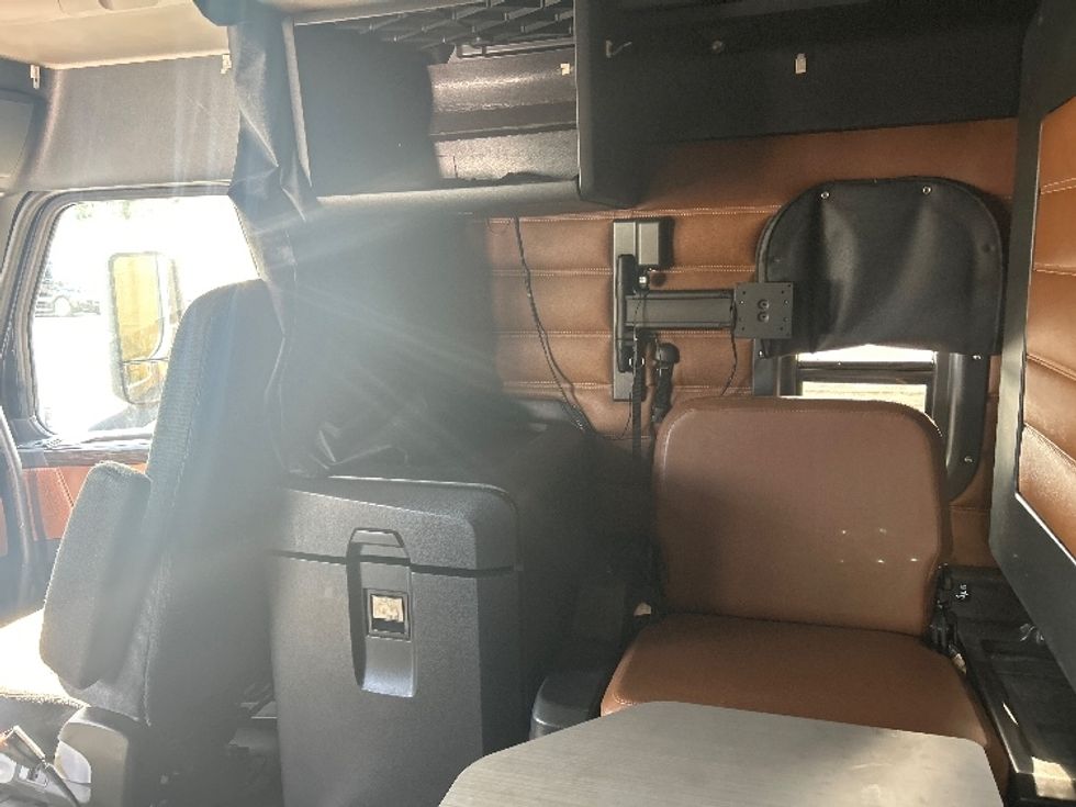 Sleeper Tractor-Heavy Duty Tractors-Freightliner-2019-T12664ST-Nashville (Mount Juliet)-TN-626,709\n\t\tmiles-$ 54,500 - Image 19