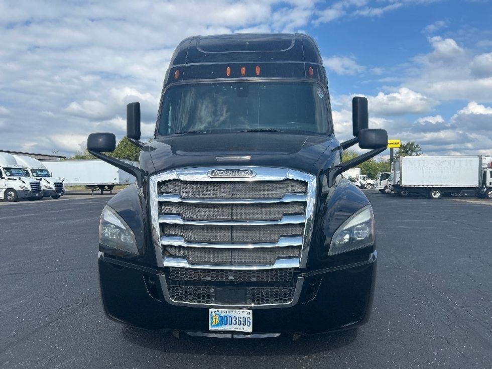 Sleeper Tractor-Heavy Duty Tractors-Freightliner-2019-T12664ST-Nashville (Mount Juliet)-TN-626,709\n\t\tmiles-$ 54,500 - Image 2