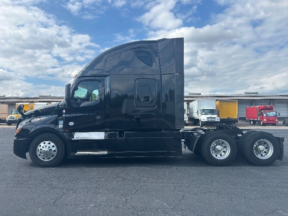Sleeper Tractor-Heavy Duty Tractors-Freightliner-2019-T12664ST-Nashville (Mount Juliet)-TN-626,709\n\t\tmiles-$ 54,500 - Image 4