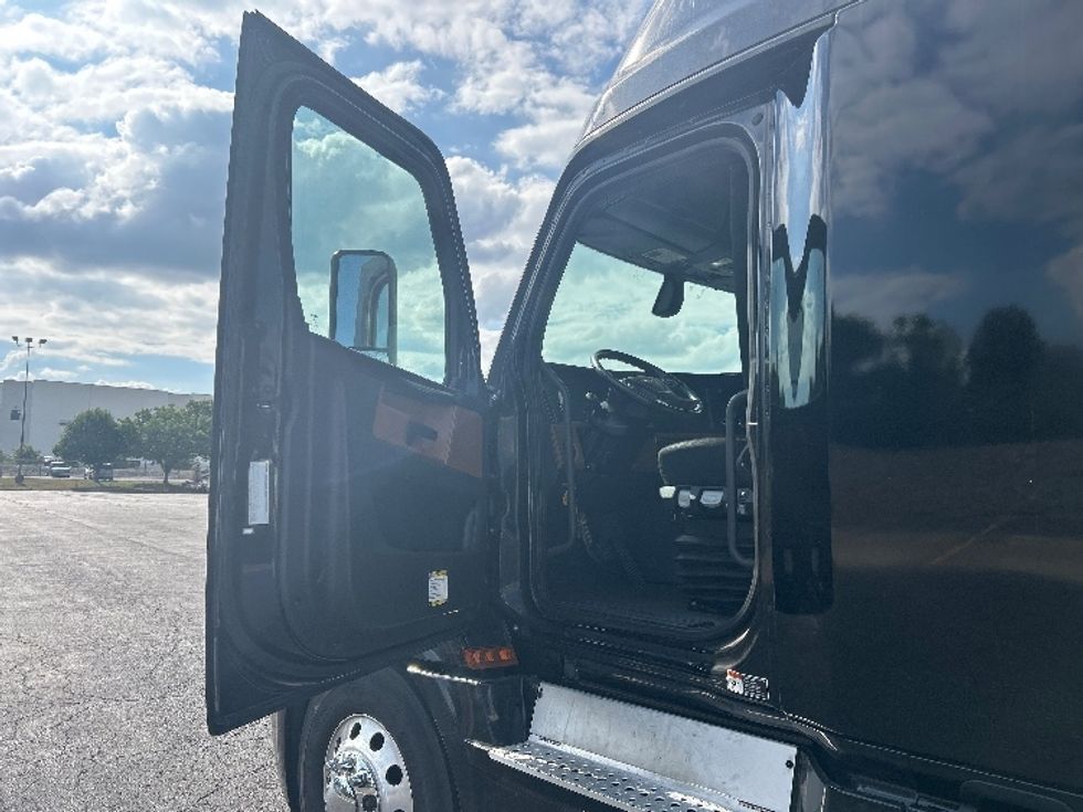 Sleeper Tractor-Heavy Duty Tractors-Freightliner-2019-T12664ST-Nashville (Mount Juliet)-TN-626,709\n\t\tmiles-$ 54,500 - Image 9