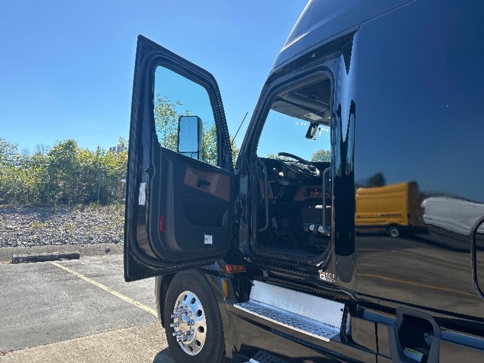 Sleeper Tractor-Heavy Duty Tractors-Freightliner-2019-T12664ST-Nashville (Mount Juliet)-TN-631,446\n\t\tmiles-$ 52,500 - Image 10