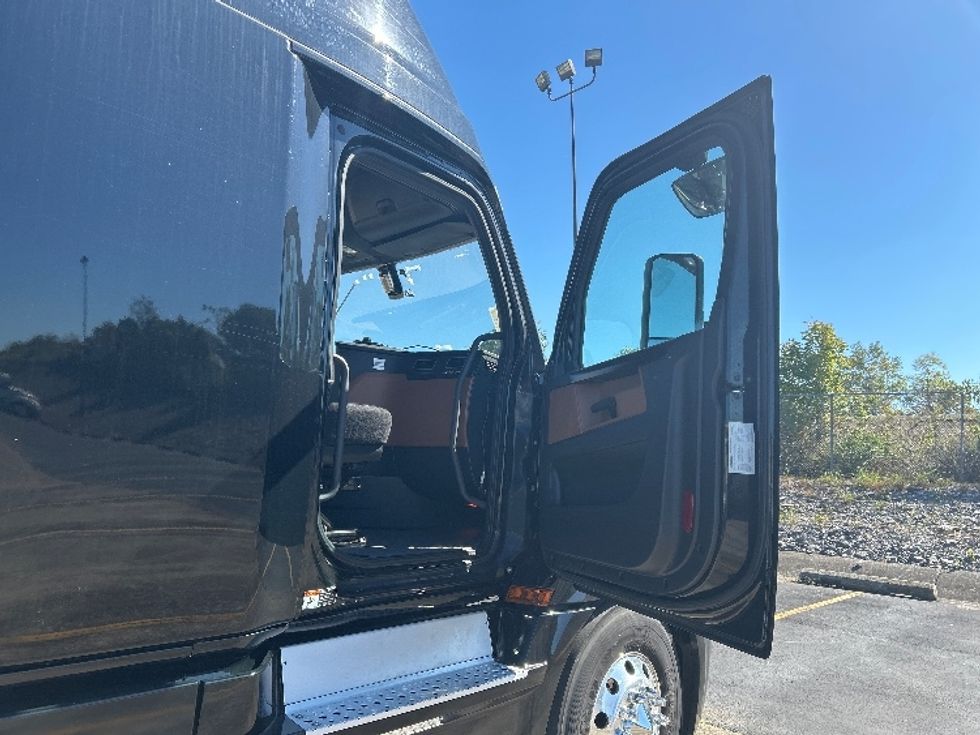 Sleeper Tractor-Heavy Duty Tractors-Freightliner-2019-T12664ST-Nashville (Mount Juliet)-TN-631,446\n\t\tmiles-$ 52,500 - Image 13