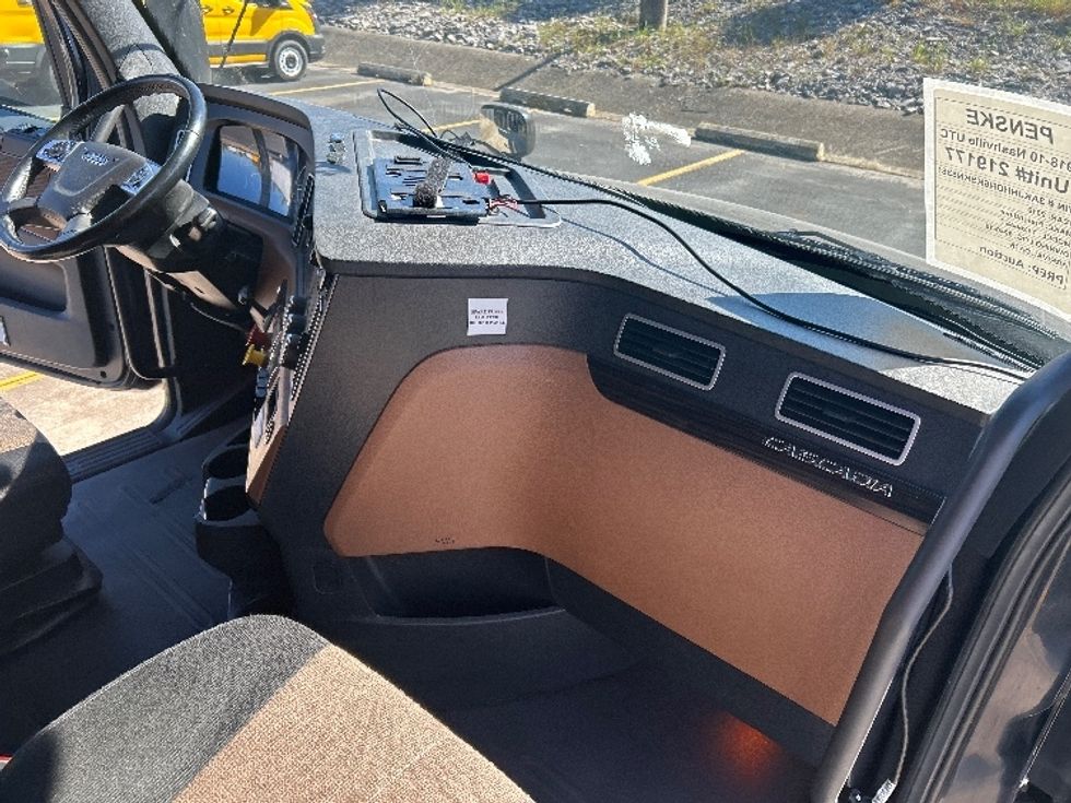 Sleeper Tractor-Heavy Duty Tractors-Freightliner-2019-T12664ST-Nashville (Mount Juliet)-TN-631,446\n\t\tmiles-$ 52,500 - Image 14