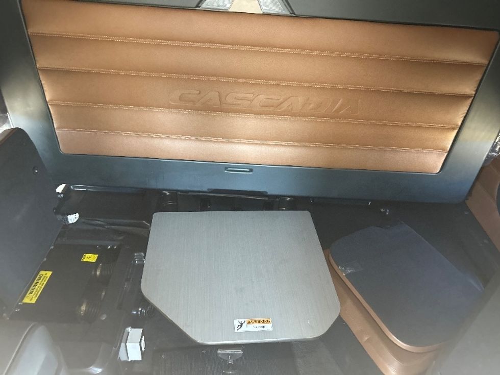 Sleeper Tractor-Heavy Duty Tractors-Freightliner-2019-T12664ST-Nashville (Mount Juliet)-TN-631,446\n\t\tmiles-$ 52,500 - Image 17