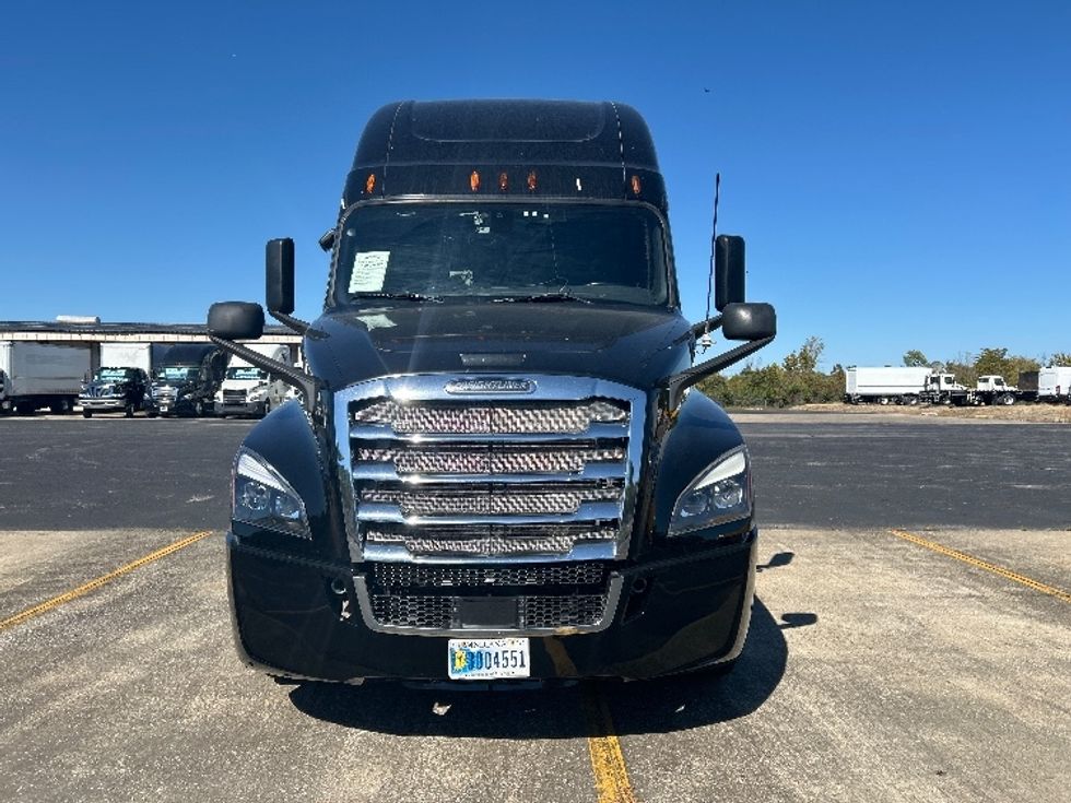 2019 Freightliner Cascadia 126" Sleeper Cab photo 2