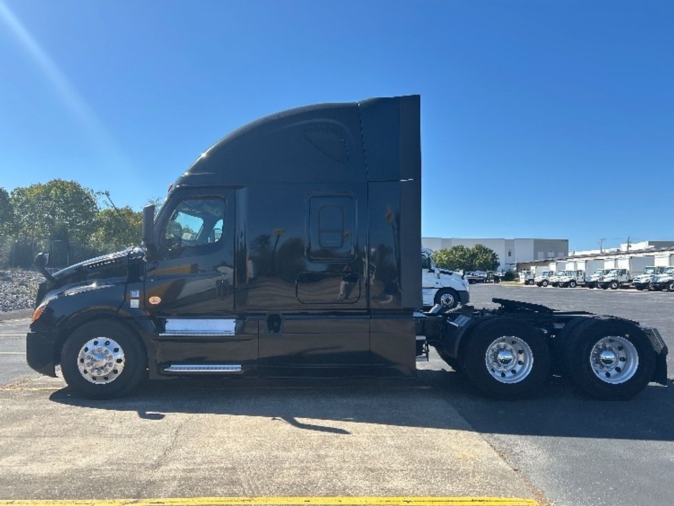 2019 Freightliner Cascadia 126" Sleeper Cab photo 4