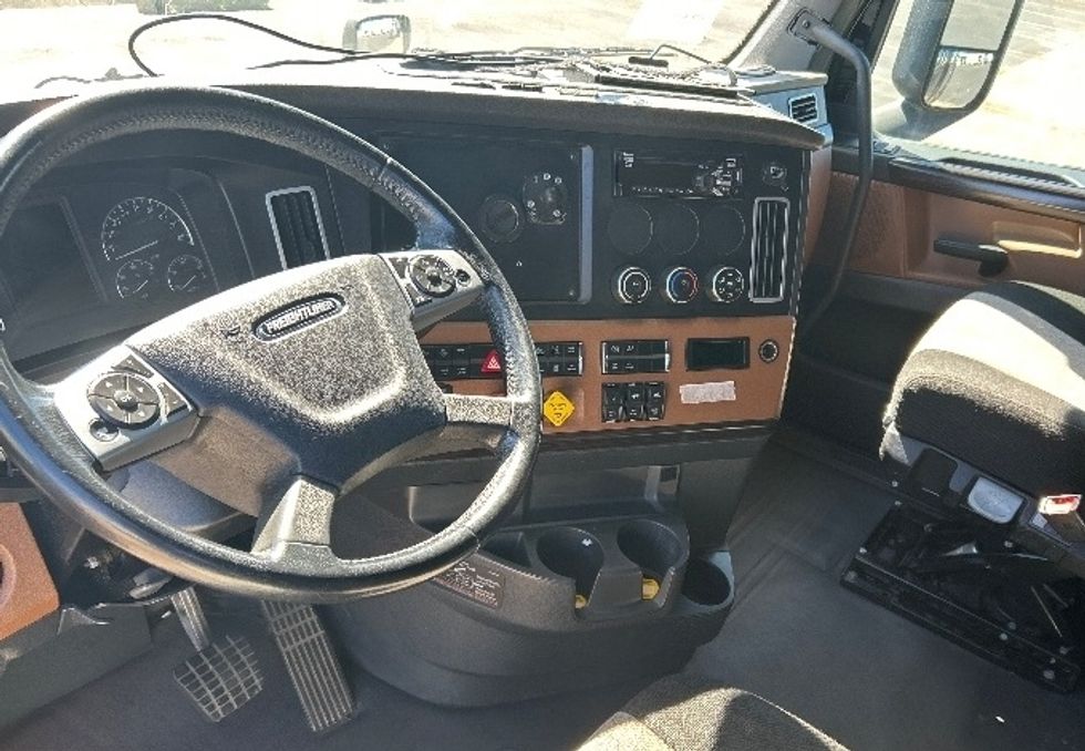 Sleeper Tractor-Heavy Duty Tractors-Freightliner-2019-T12664ST-Nashville (Mount Juliet)-TN-631,446\n\t\tmiles-$ 52,500 - Image 8