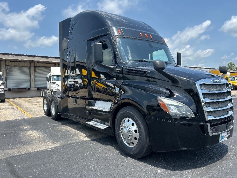 Sleeper Tractor-Heavy Duty Tractors-Freightliner-2019-T12664ST-Nashville (Mount Juliet)-TN-647,142\n\t\tmiles-$ 52,750 - Image 1