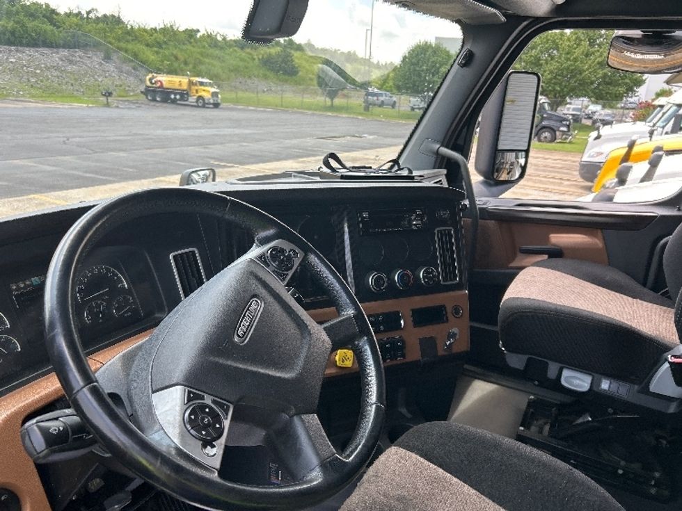 Sleeper Tractor-Heavy Duty Tractors-Freightliner-2019-T12664ST-Nashville (Mount Juliet)-TN-647,142\n\t\tmiles-$ 52,750 - Image 10