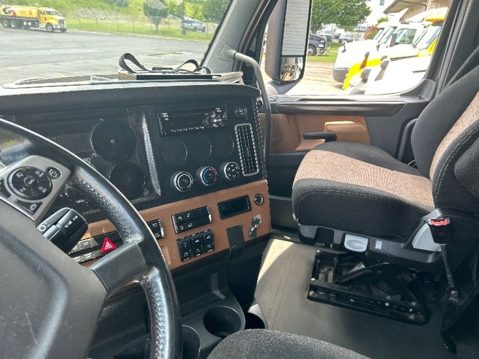 Sleeper Tractor-Heavy Duty Tractors-Freightliner-2019-T12664ST-Nashville (Mount Juliet)-TN-647,142\n\t\tmiles-$ 52,750 - Image 12