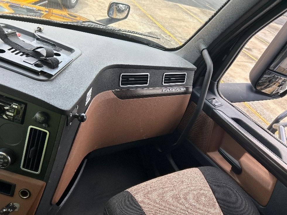 Sleeper Tractor-Heavy Duty Tractors-Freightliner-2019-T12664ST-Nashville (Mount Juliet)-TN-647,142\n\t\tmiles-$ 52,750 - Image 14