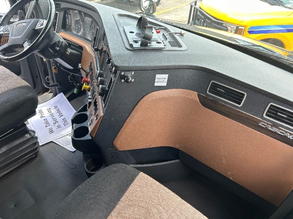 Sleeper Tractor-Heavy Duty Tractors-Freightliner-2019-T12664ST-Nashville (Mount Juliet)-TN-647,142\n\t\tmiles-$ 52,750 - Image 15