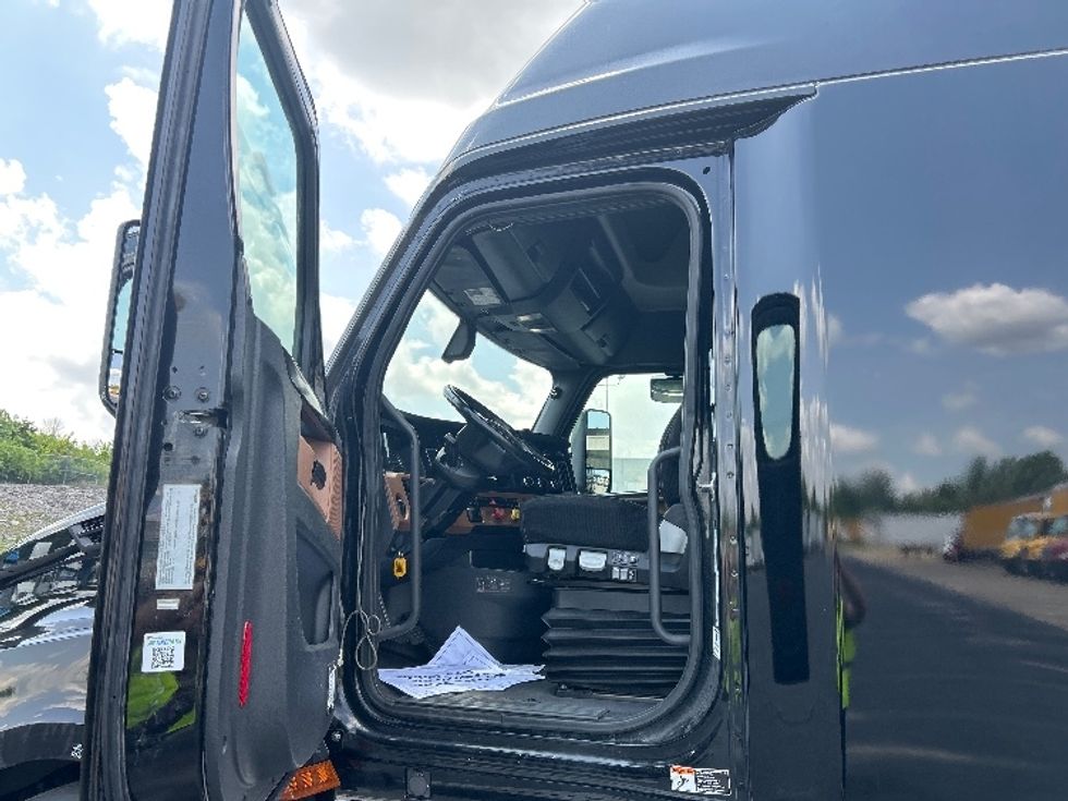 Sleeper Tractor-Heavy Duty Tractors-Freightliner-2019-T12664ST-Nashville (Mount Juliet)-TN-647,142\n\t\tmiles-$ 52,750 - Image 9