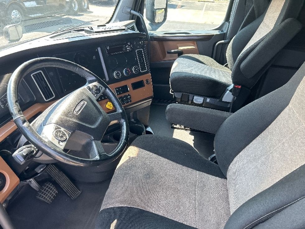 Sleeper Tractor-Heavy Duty Tractors-Freightliner-2019-T12664ST-Nashville (Mount Juliet)-TN-657,111\n\t\tmiles-$ 51,750 - Image 10