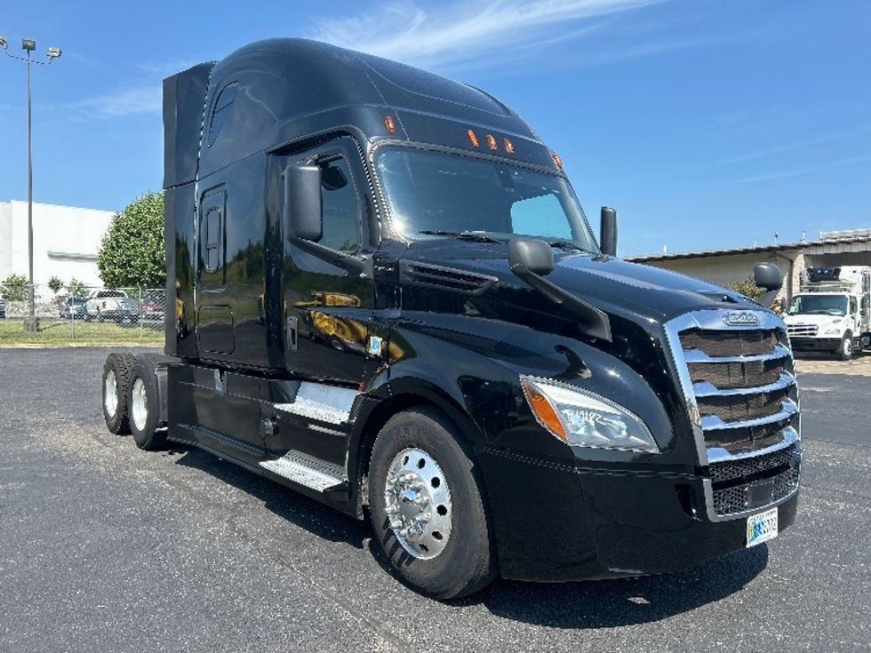 Sleeper Tractor-Heavy Duty Tractors-Freightliner-2019-T12664ST-Nashville (Mount Juliet)-TN-657,111\n\t\tmiles-$ 51,750 - Image 1