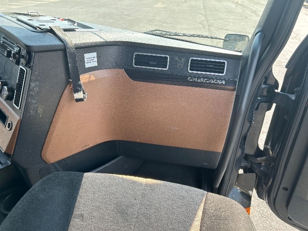 Sleeper Tractor-Heavy Duty Tractors-Freightliner-2019-T12664ST-Nashville (Mount Juliet)-TN-657,111\n\t\tmiles-$ 51,750 - Image 14