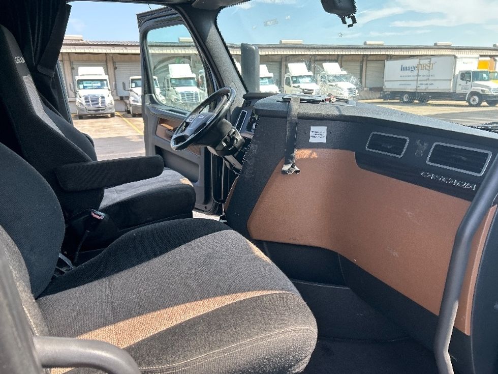 Sleeper Tractor-Heavy Duty Tractors-Freightliner-2019-T12664ST-Nashville (Mount Juliet)-TN-657,111\n\t\tmiles-$ 51,750 - Image 15