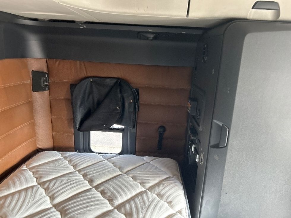 Sleeper Tractor-Heavy Duty Tractors-Freightliner-2019-T12664ST-Nashville (Mount Juliet)-TN-657,111\n\t\tmiles-$ 51,750 - Image 18