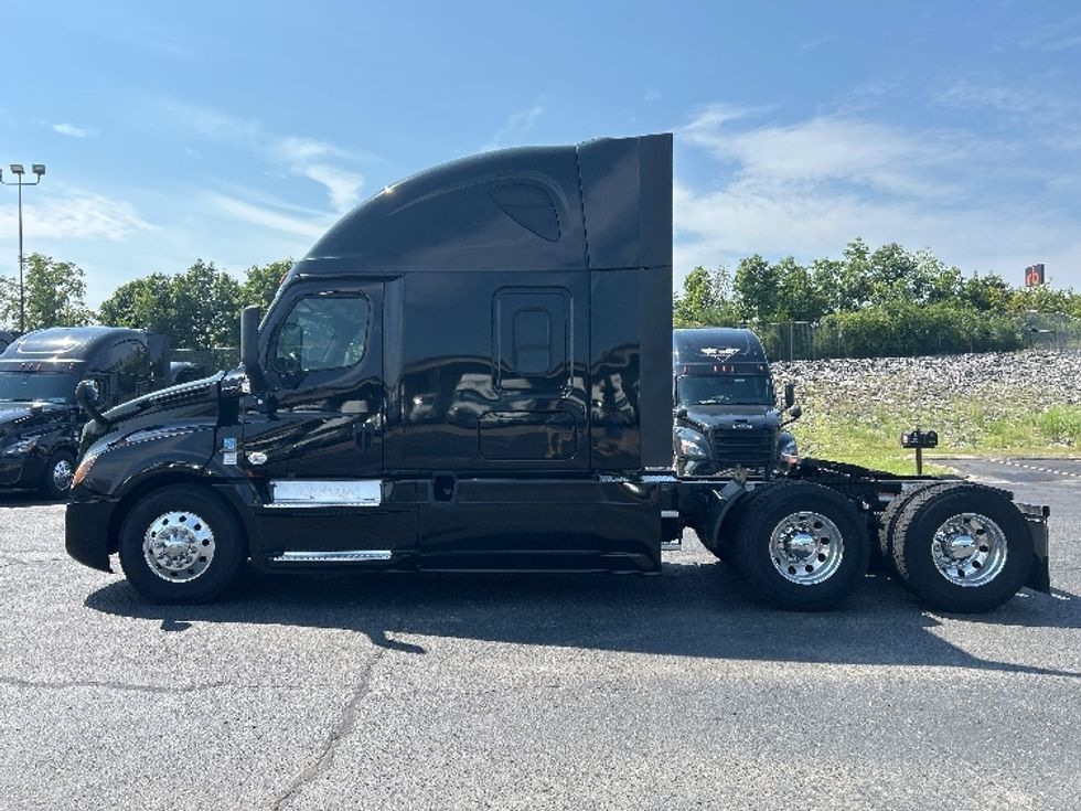 Sleeper Tractor-Heavy Duty Tractors-Freightliner-2019-T12664ST-Nashville (Mount Juliet)-TN-657,111\n\t\tmiles-$ 51,750 - Image 4