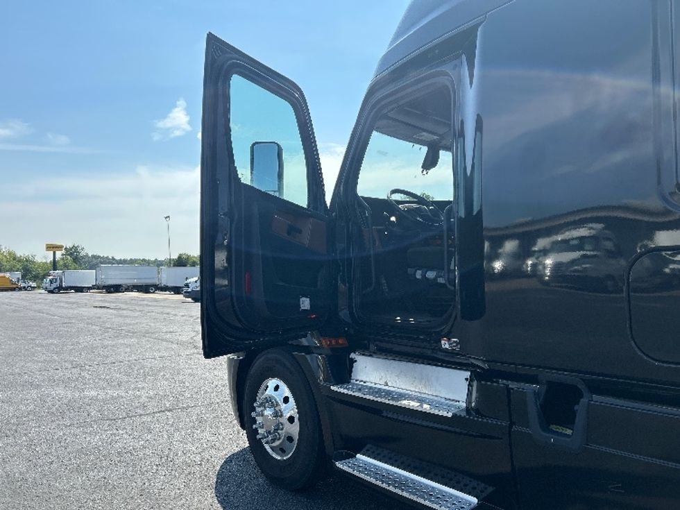Sleeper Tractor-Heavy Duty Tractors-Freightliner-2019-T12664ST-Nashville (Mount Juliet)-TN-657,111\n\t\tmiles-$ 51,750 - Image 9