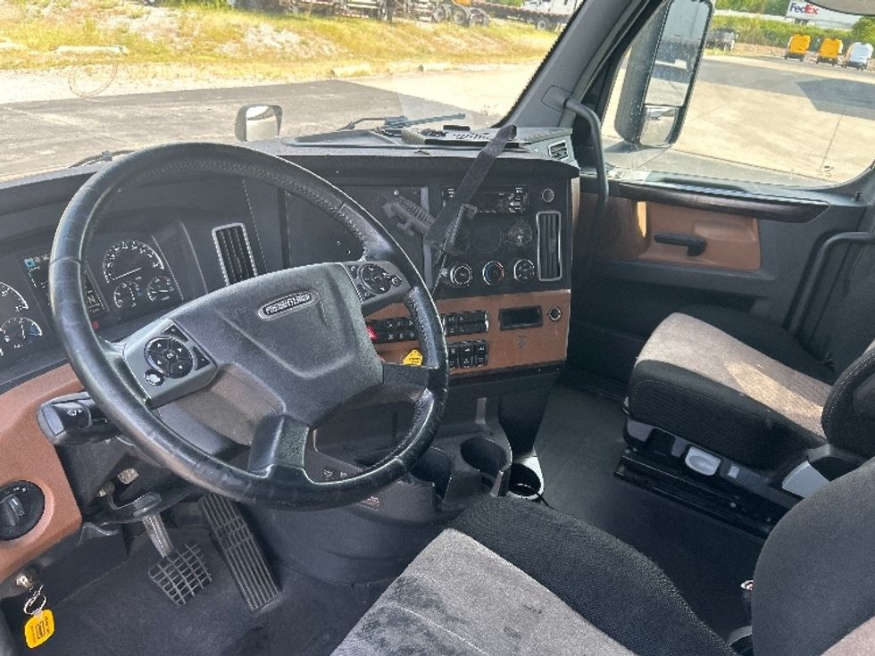 Sleeper Tractor-Heavy Duty Tractors-Freightliner-2019-T12664ST-Nashville (Mount Juliet)-TN-666,841\n\t\tmiles-$ 51,250 - Image 10
