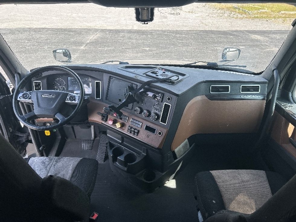 Sleeper Tractor-Heavy Duty Tractors-Freightliner-2019-T12664ST-Nashville (Mount Juliet)-TN-666,841\n\t\tmiles-$ 51,250 - Image 12