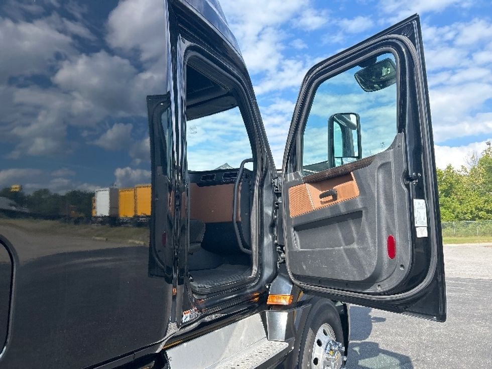 Sleeper Tractor-Heavy Duty Tractors-Freightliner-2019-T12664ST-Nashville (Mount Juliet)-TN-666,841\n\t\tmiles-$ 51,250 - Image 13