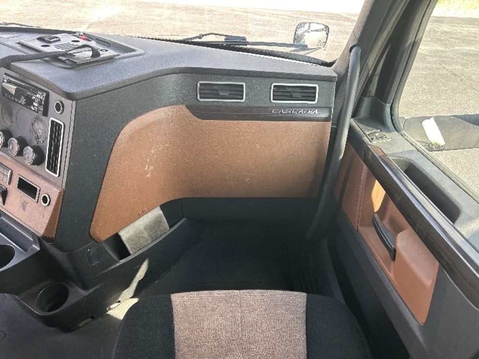 Sleeper Tractor-Heavy Duty Tractors-Freightliner-2019-T12664ST-Nashville (Mount Juliet)-TN-666,841\n\t\tmiles-$ 51,250 - Image 14