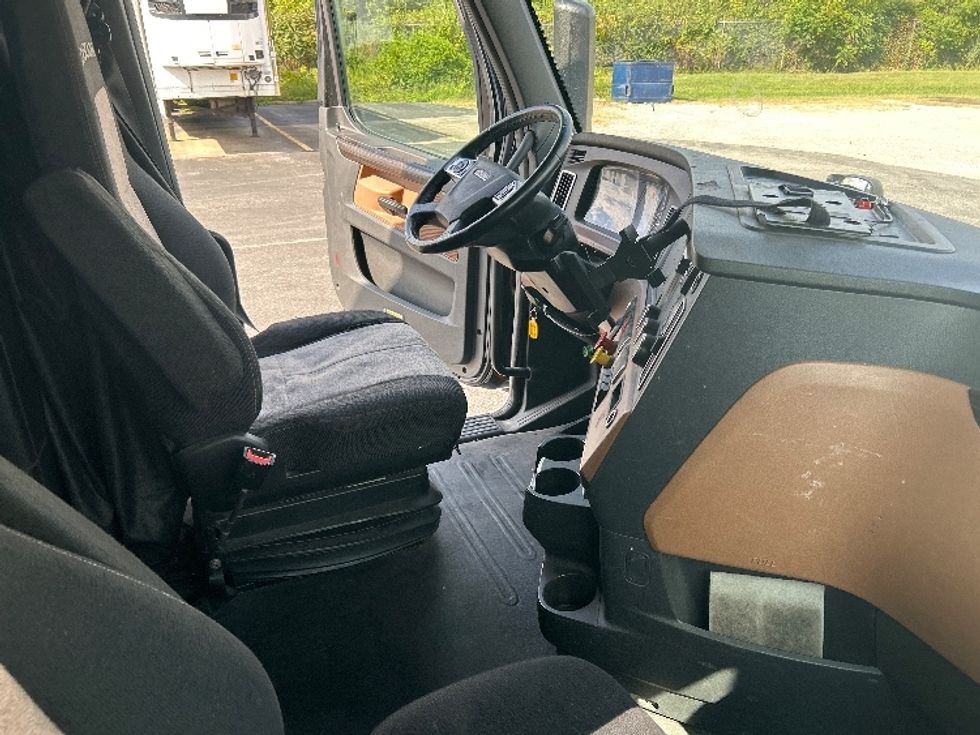 Sleeper Tractor-Heavy Duty Tractors-Freightliner-2019-T12664ST-Nashville (Mount Juliet)-TN-666,841\n\t\tmiles-$ 51,250 - Image 15