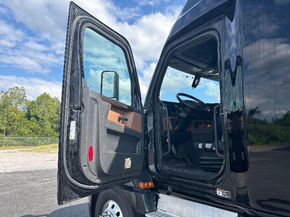 Sleeper Tractor-Heavy Duty Tractors-Freightliner-2019-T12664ST-Nashville (Mount Juliet)-TN-666,841\n\t\tmiles-$ 51,250 - Image 9