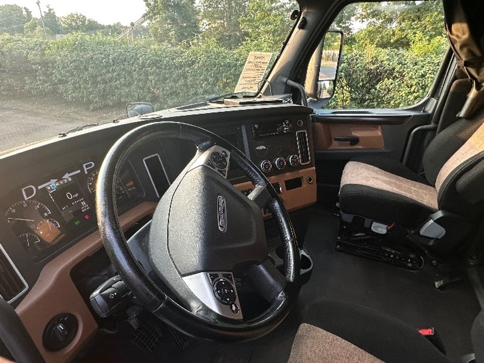 Sleeper Tractor-Heavy Duty Tractors-Freightliner-2019-T12664ST-Nashville (Mount Juliet)-TN-670,019\n\t\tmiles-$ 51,000 - Image 10