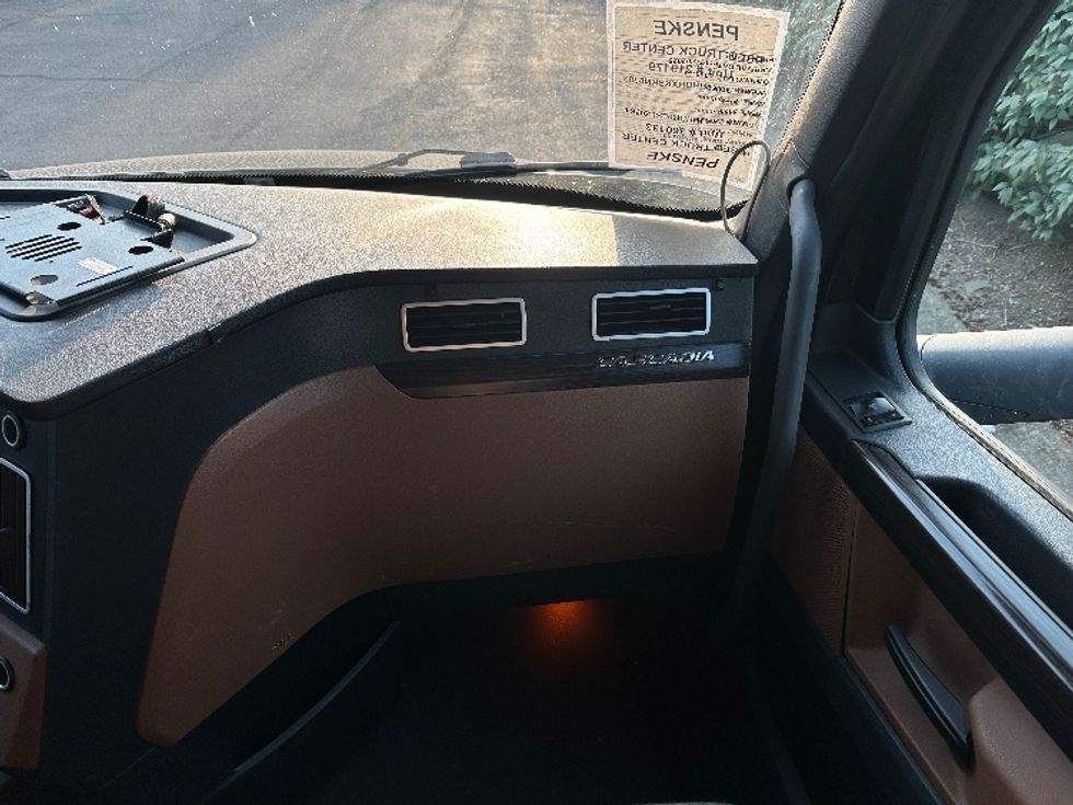 Sleeper Tractor-Heavy Duty Tractors-Freightliner-2019-T12664ST-Nashville (Mount Juliet)-TN-670,019\n\t\tmiles-$ 51,000 - Image 14