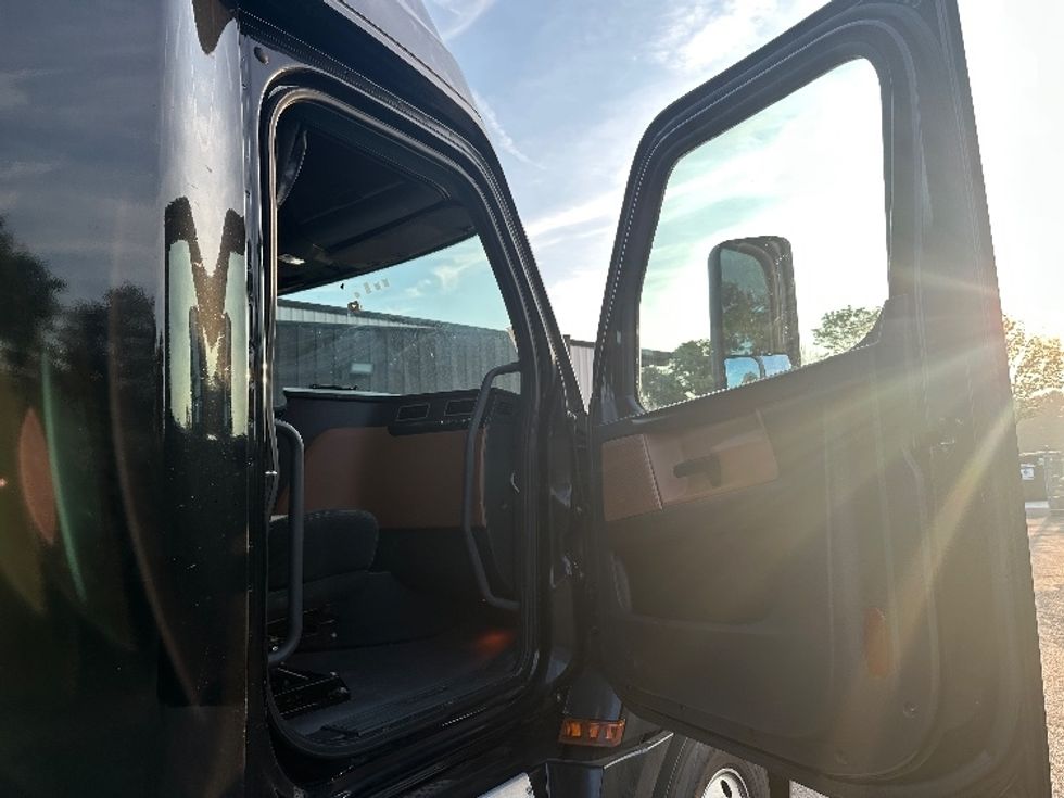 Sleeper Tractor-Heavy Duty Tractors-Freightliner-2019-T12664ST-Nashville (Mount Juliet)-TN-670,019\n\t\tmiles-$ 51,000 - Image 13