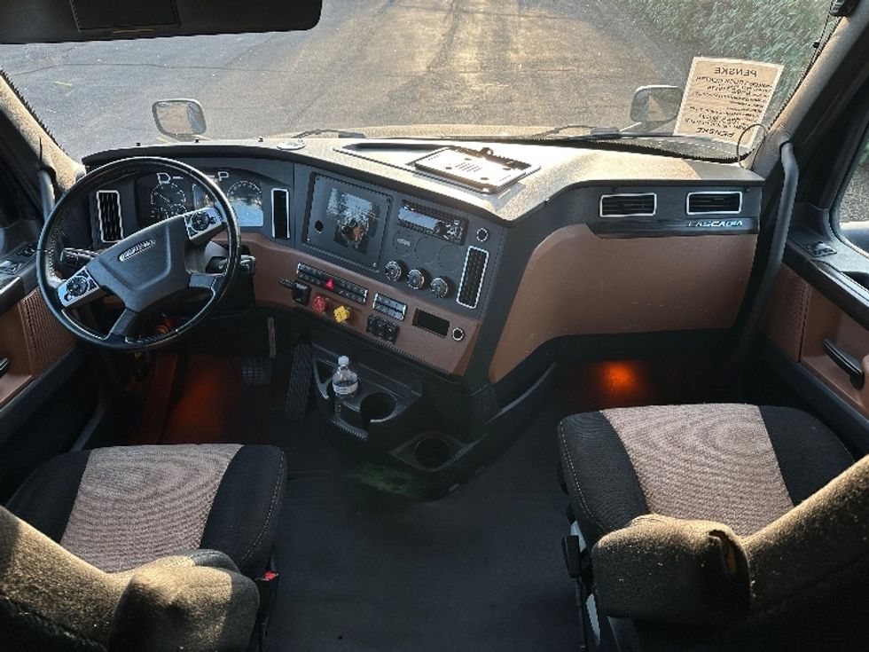 Sleeper Tractor-Heavy Duty Tractors-Freightliner-2019-T12664ST-Nashville (Mount Juliet)-TN-670,019\n\t\tmiles-$ 51,000 - Image 12