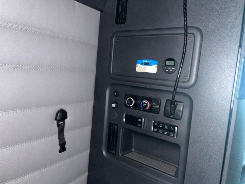 Sleeper Tractor-Heavy Duty Tractors-Freightliner-2019-T12664ST-Nashville (Mount Juliet)-TN-670,019\n\t\tmiles-$ 51,000 - Image 18