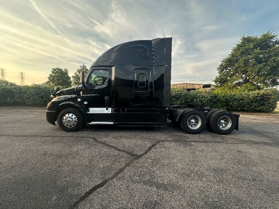 Sleeper Tractor-Heavy Duty Tractors-Freightliner-2019-T12664ST-Nashville (Mount Juliet)-TN-670,019\n\t\tmiles-$ 51,000 - Image 4