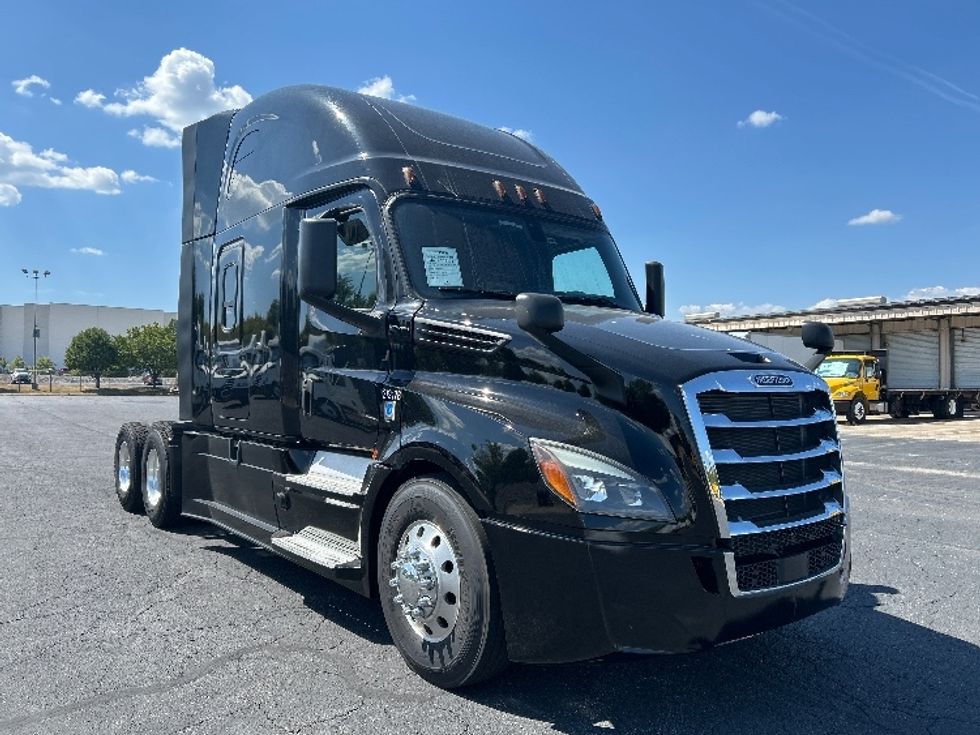 Sleeper Tractor-Heavy Duty Tractors-Freightliner-2019-T12664ST-Nashville (Mount Juliet)-TN-670,188\n\t\tmiles-$ 51,000 - Image 1