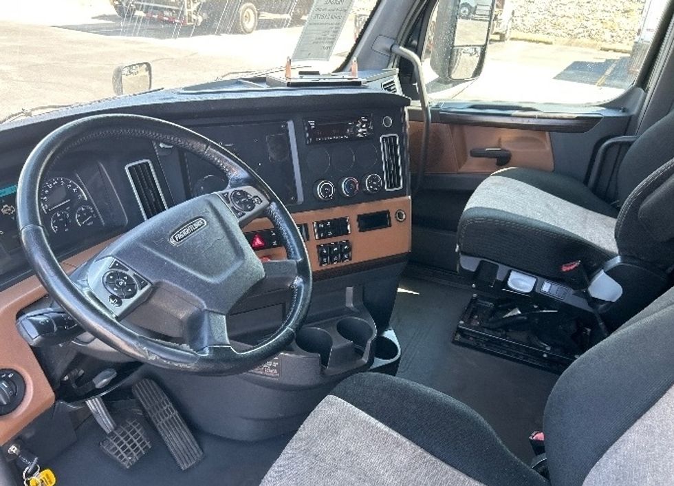 Sleeper Tractor-Heavy Duty Tractors-Freightliner-2019-T12664ST-Nashville (Mount Juliet)-TN-670,188\n\t\tmiles-$ 51,000 - Image 10