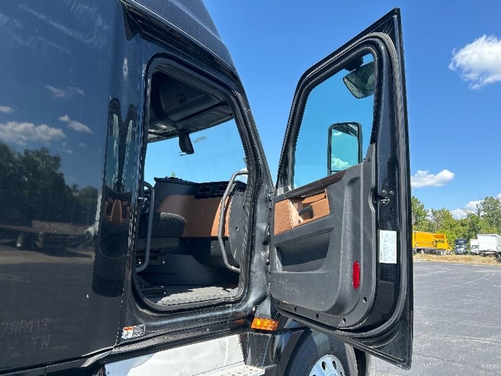 Sleeper Tractor-Heavy Duty Tractors-Freightliner-2019-T12664ST-Nashville (Mount Juliet)-TN-670,188\n\t\tmiles-$ 51,000 - Image 12