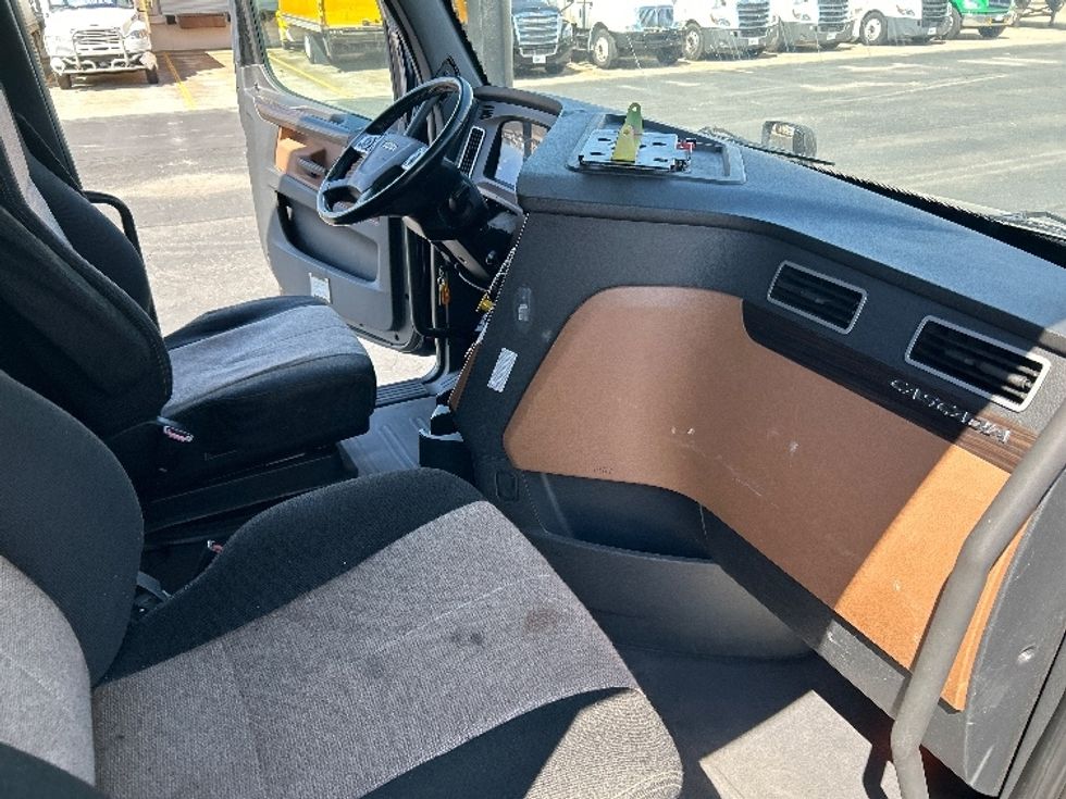 Sleeper Tractor-Heavy Duty Tractors-Freightliner-2019-T12664ST-Nashville (Mount Juliet)-TN-670,188\n\t\tmiles-$ 51,000 - Image 14