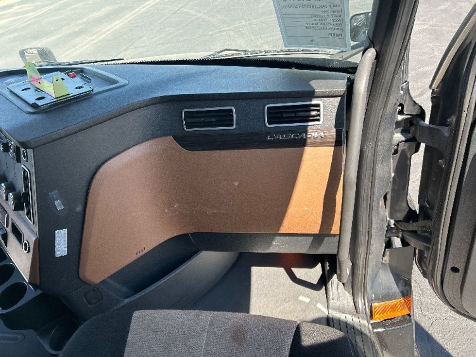 Sleeper Tractor-Heavy Duty Tractors-Freightliner-2019-T12664ST-Nashville (Mount Juliet)-TN-670,188\n\t\tmiles-$ 51,000 - Image 13