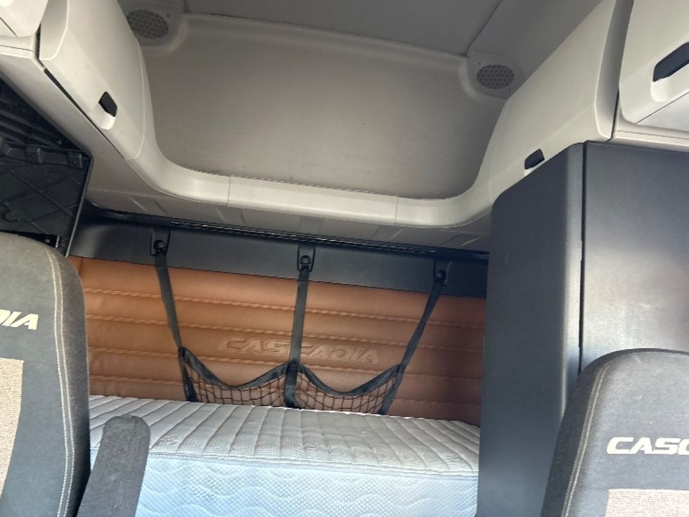 Sleeper Tractor-Heavy Duty Tractors-Freightliner-2019-T12664ST-Nashville (Mount Juliet)-TN-670,188\n\t\tmiles-$ 51,000 - Image 15