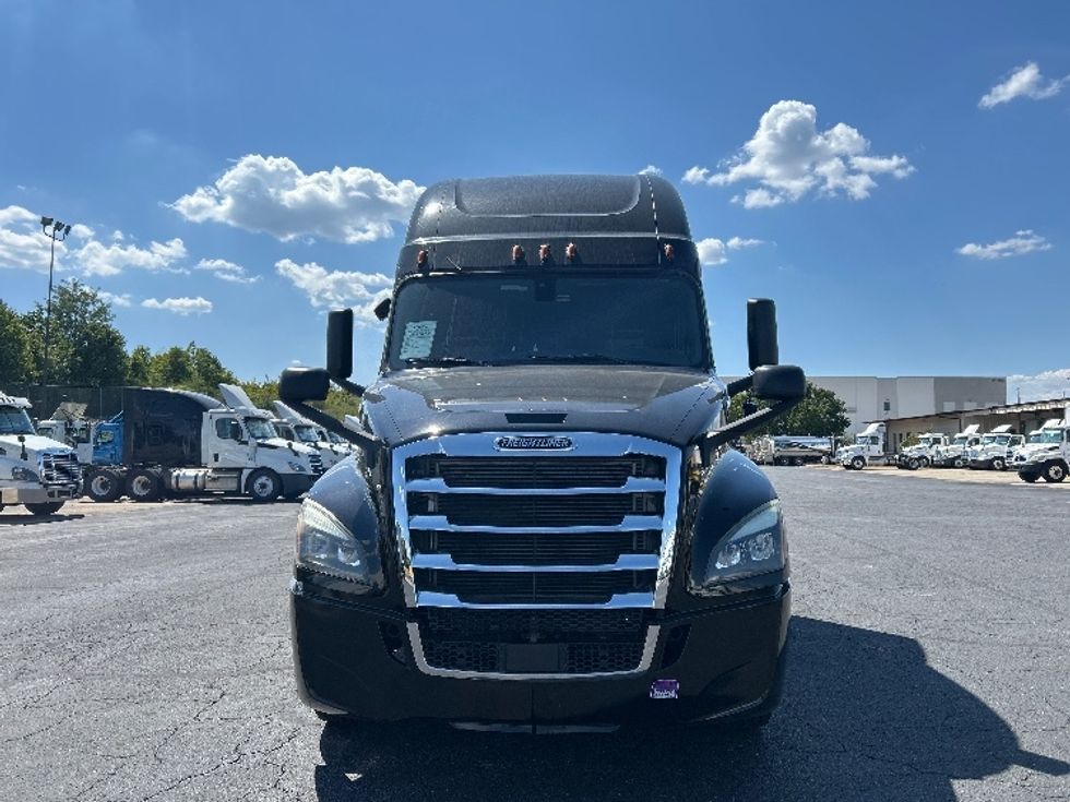 2019 Freightliner Cascadia 126" Sleeper Cab photo 2