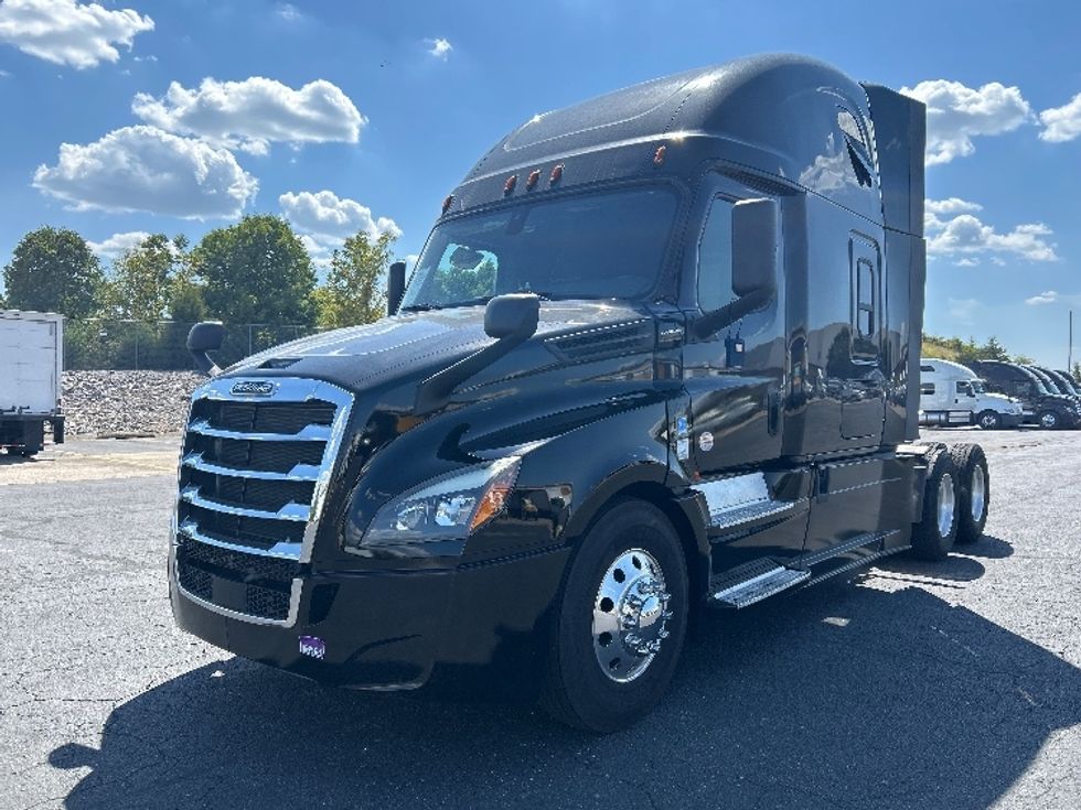 2019 Freightliner Cascadia 126" Sleeper Cab photo 3