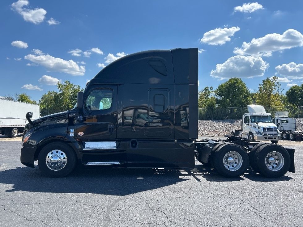 2019 Freightliner Cascadia 126" Sleeper Cab photo 4