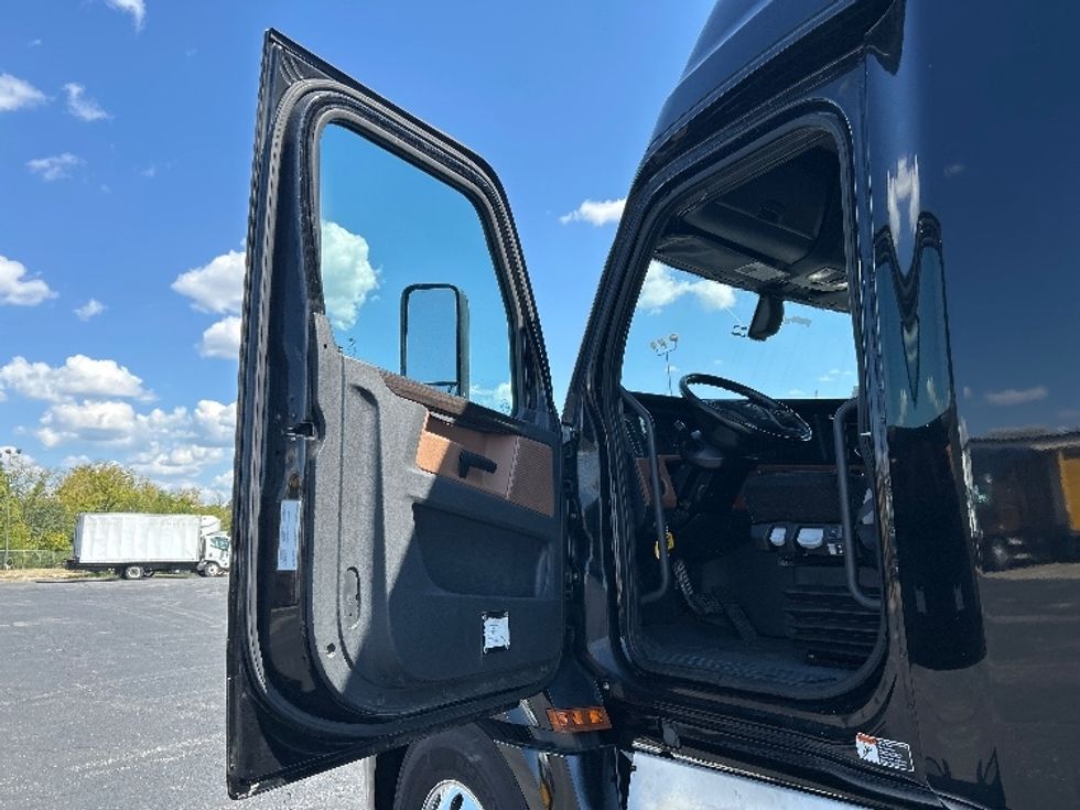 Sleeper Tractor-Heavy Duty Tractors-Freightliner-2019-T12664ST-Nashville (Mount Juliet)-TN-670,188\n\t\tmiles-$ 51,000 - Image 9