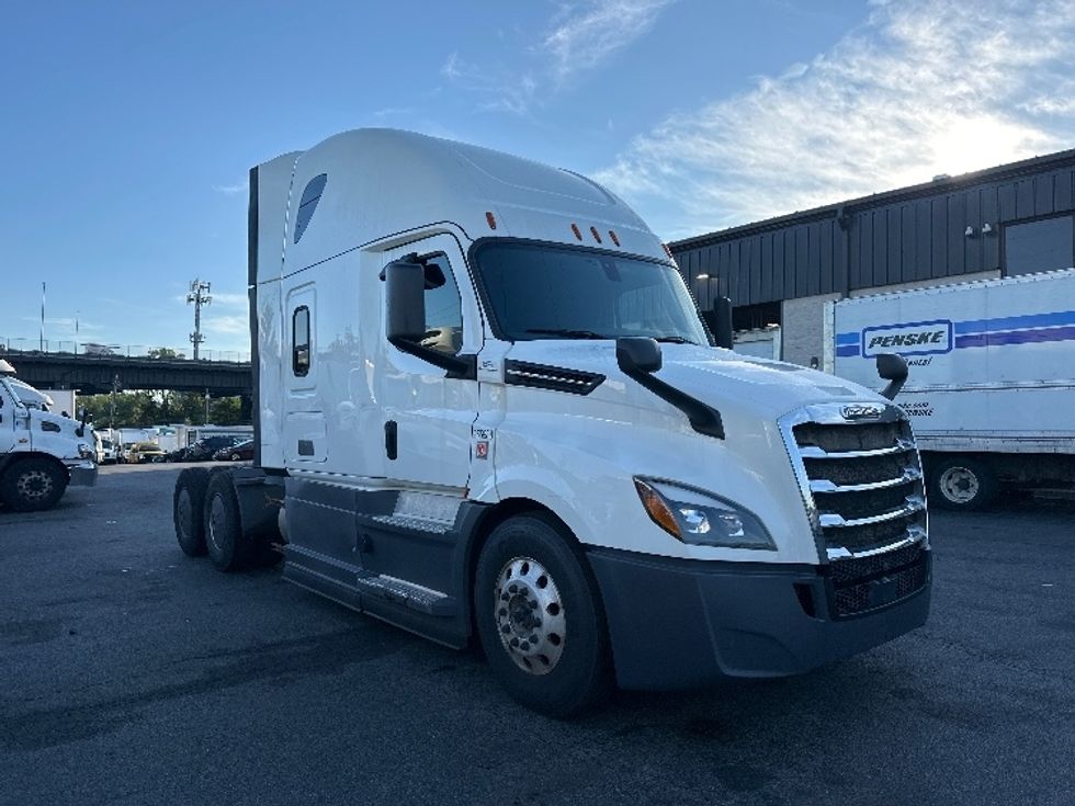 Sleeper Tractor-Heavy Duty Tractors-Freightliner-2019-T12664ST-North Bergen-NJ-605,953\n\t\tmiles-$ 54,000 - Image 1
