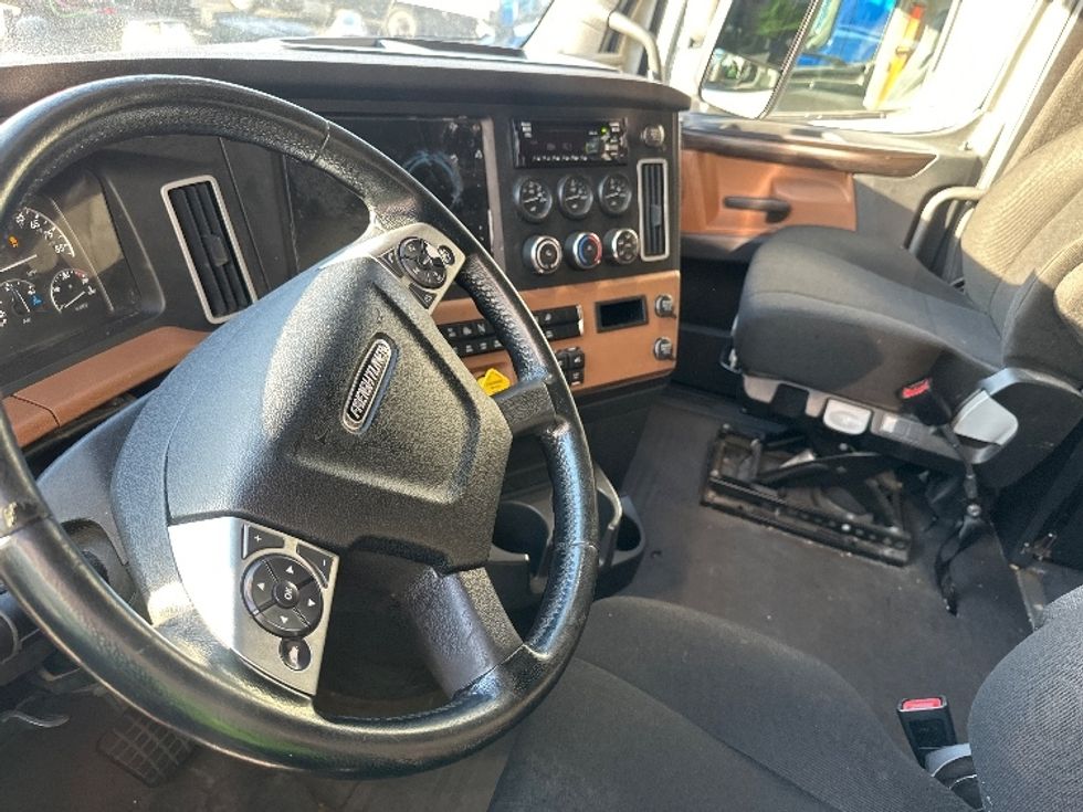 Sleeper Tractor-Heavy Duty Tractors-Freightliner-2019-T12664ST-North Bergen-NJ-605,953\n\t\tmiles-$ 54,000 - Image 10