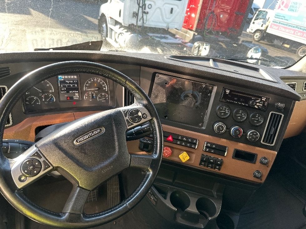 Sleeper Tractor-Heavy Duty Tractors-Freightliner-2019-T12664ST-North Bergen-NJ-605,953\n\t\tmiles-$ 54,000 - Image 11